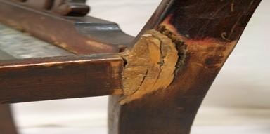Wzmocnienie szuflady listwami biegnącymi wzdłuż włókien. Wskaż właściwy sposób naprawy przedstawionego na rysunku uszkodzenia nogi krzesła.