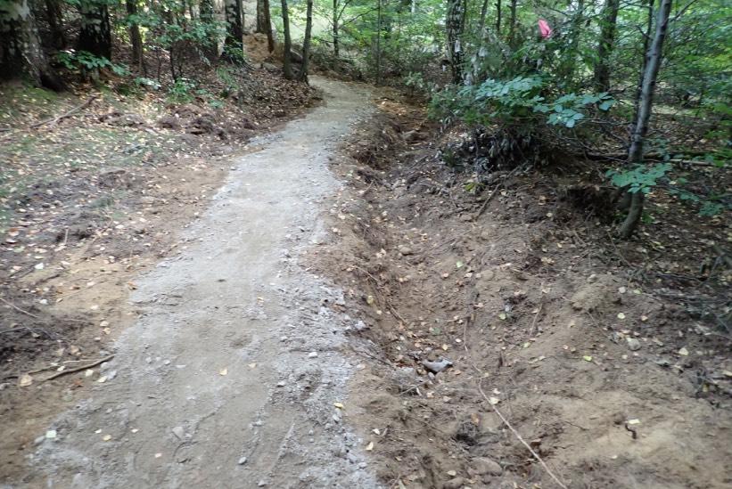 10. Przy trasie tworzonej na stoku budowane są rowy niezgodne z projektem.