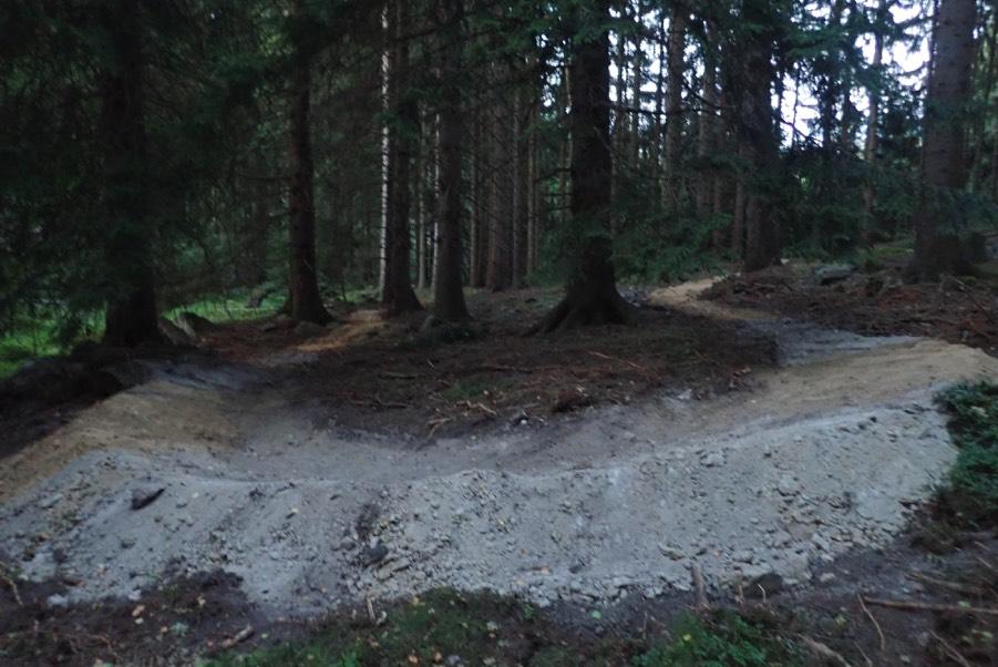 Nasypy nie są ustabilizowane kamiennymi umocnieniami.