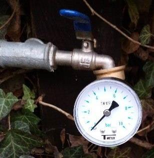 1.OBLICZANIE PARAMETRÓW ŹRÓDŁA WODY CIŚNIENIE: Mierzone za pomocą manometru podłączonego do kranu lub bezpośrednio do źródła wody, wyrażone w barach.