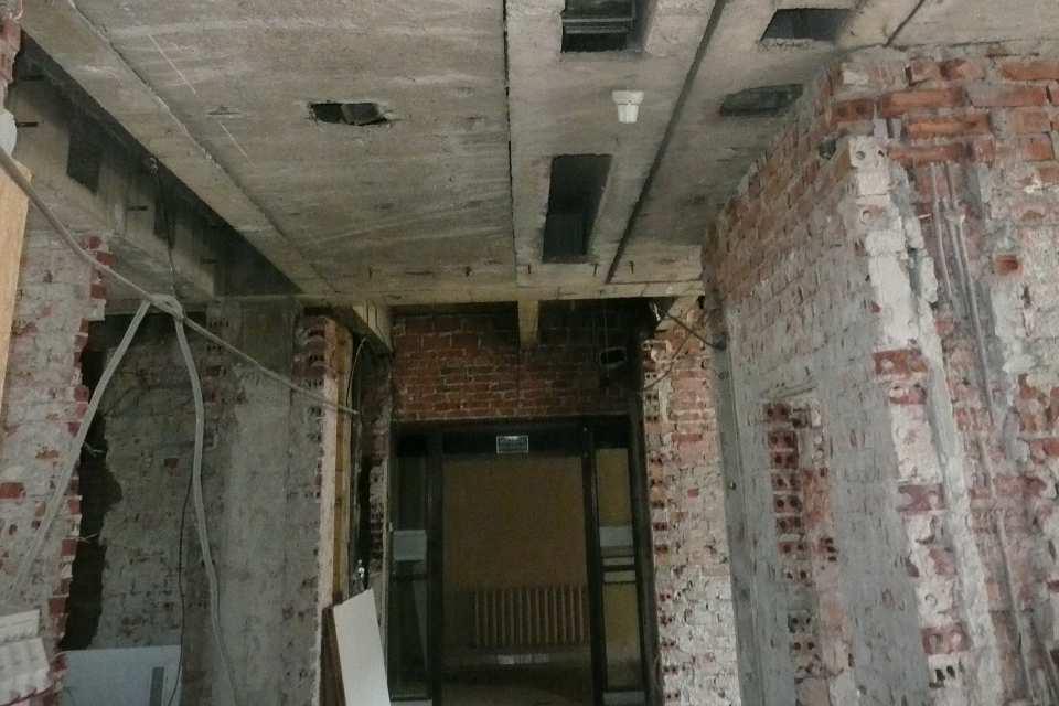 Pytanie 64: dotyczy lampy satelitarnej Czy w sali gdzie ma być zamontowana lampa są przewody zasilające, a jeŝeli są, to jakie i gdzie są wyprowadzone?