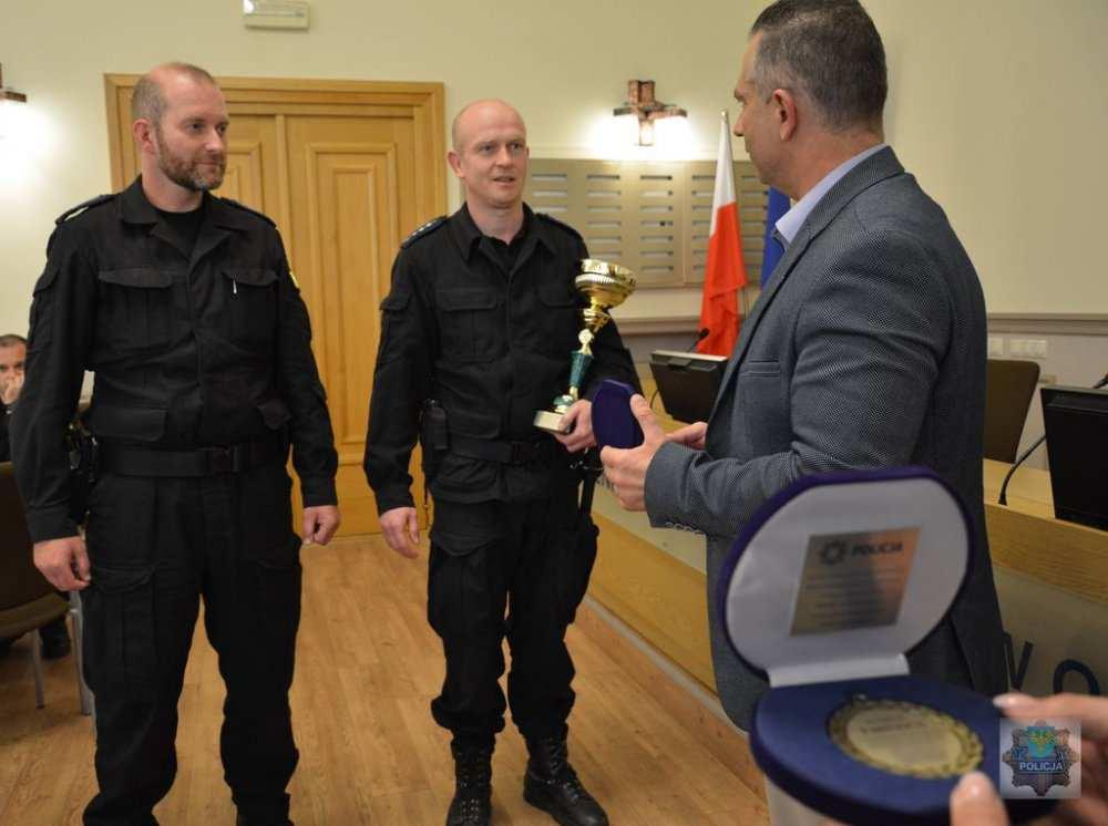 z oficerem dyżurnym. Największą ilość punktów w klasyfikacji generalnej zdobył patrol z Samodzielnego Pododdziału Prewencji Policji w Opolu asp. sztab. Adam Malczewski i st. asp. Dawid Piekarski.