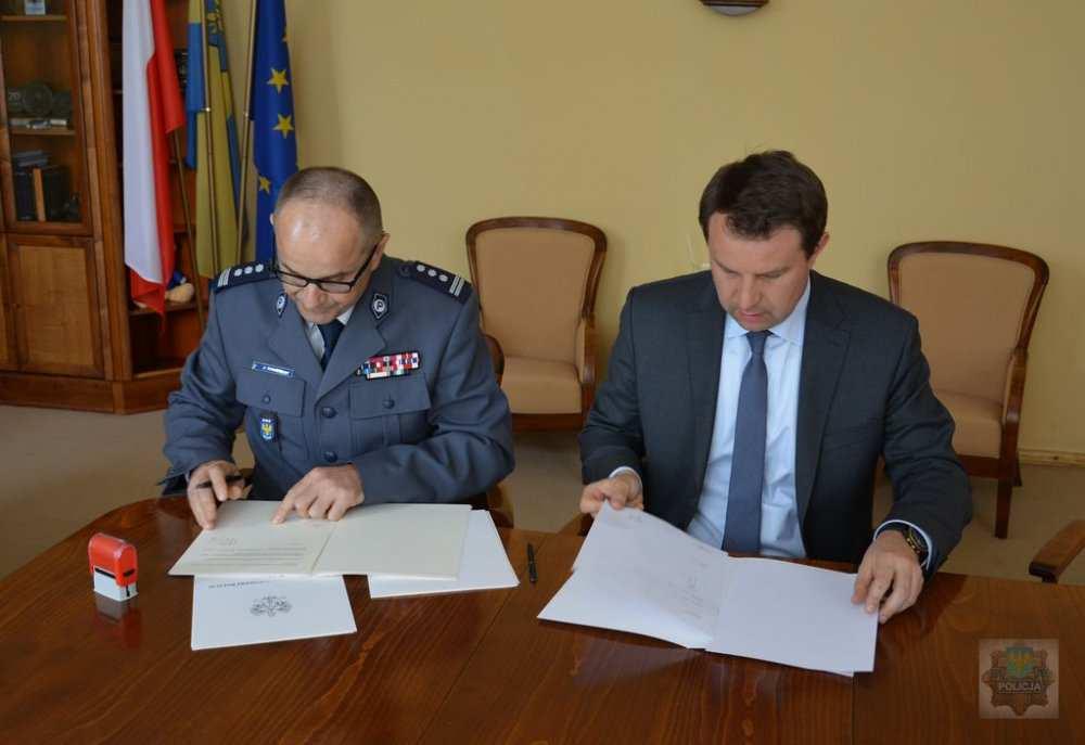 Porozumienie z Prezydentem Miasta Opola Komendant Wojewódzki Policji w Opolu insp. Jarosław Kaleta wraz z Prezydentem Miasta Opola Arkadiuszem Wiśniewskim podpisali porozumienie.