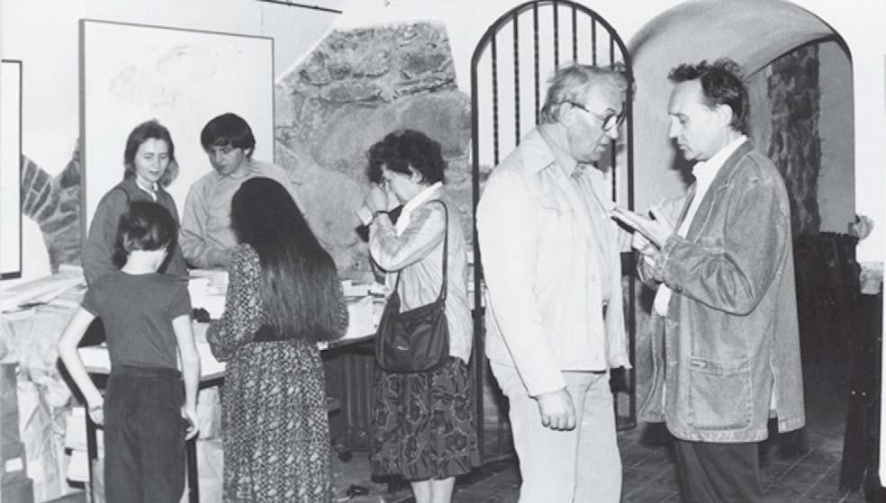 200 Konrad Dydziñski Il. 3. Galeria œw. Jacka. Za sto³em od lewej stoi Barbara Madajczyk i Edmund Krasowski, z prawej strony Jerzy Puciata i Jan Góra, Gdañsk 1988.