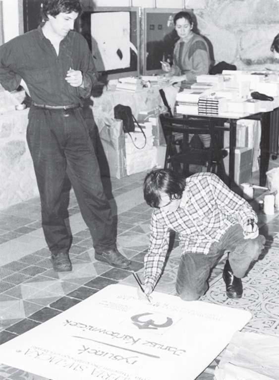 Obok stoi Jacek Mydlarski, w tle przy stole Barbara Madajczyk, Gdañsk 1988.