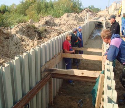 Metoda stosowana przy instalacji grodzic w bardzo spoistych lub zagęszczonych gruntach, gdzie siła młotów wibracyjnych może być niedostateczna do uzyskania wymaganego zagłębienia.