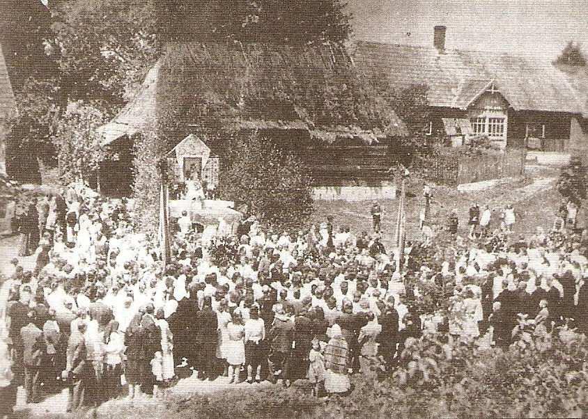 Rok 1945 Uczestnicy BoŜego Ciała w Sobniowie W sposób szczególny przeŝywano w Sobniowie w 1945 roku Pierwszą Komunię Świętą. Nie zapominajmy, Ŝe wówczas panowała ogromna bieda.
