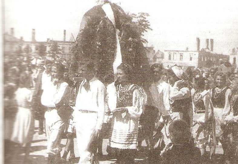 Ogromne wzruszenie wywołała wśród mieszkańców Sobniowa pierwsza po wojnie Pasterka. Na godzinę przed jej rozpoczęciem wyznaczono zbiórkę harcerską na tzw. Placu Syki.