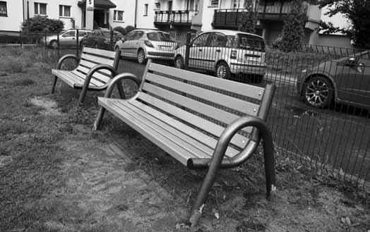 Śmietnik położony za garażami, z którego do tego momentu korzystali, będący, swoją drogą, miejscem częstego podrzucania, składowania przeróżnych niesamochodowych odpadów, został zlikwidowany, a teren