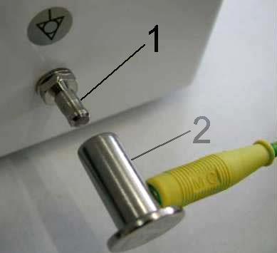 Podłączenie powinno spełniać wymogi miejscowych przepisów elektrotechnicznych. apięcie i częstotliwość sieci powinny odpowiadać informacjom podanym na tabliczce znamionowej urządzenia. (Rys.