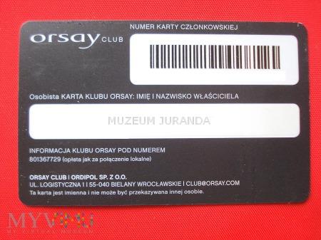 W programie CLUB ORSAY kartę otrzymuje się bezpłatnie po zakupie minimum jednego towaru (bez względu na jego wartość) i wypełnieniu formularza zgłoszeniowego.