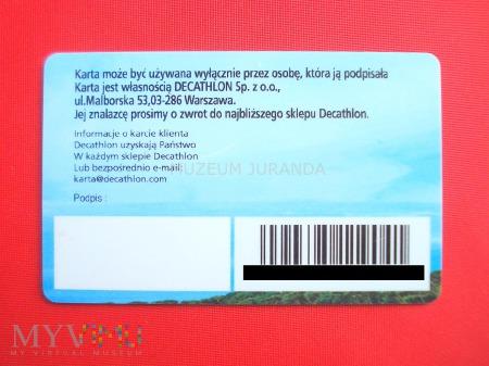 Wykonana z grubego plastiku,z imieniem i nazwiskiem,kodem kreskowym i numerem.