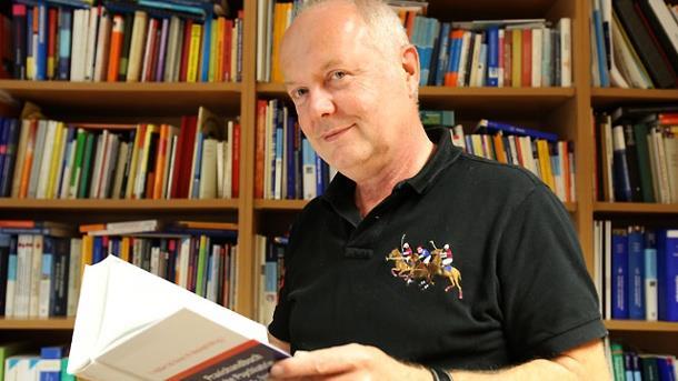 Prof. F. Häßler studiował w latach 1976-1980 medycynę w Pomorskiej Akademii Medycznej w Szczecinie. Posiada specjalizację z psychiatrii i neurologii oraz psychiatrii sądowej.