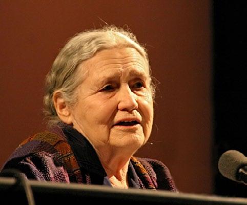 Doris Doris Lessing w Kolonii w 2006 roku Fot. Wikimedia Commons się zdumiewającą przenikliwością, której brakuje większości czytelników.