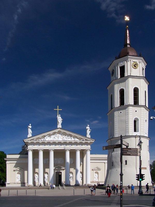 Literacki pociąg do Wilna Wilno jest jednym z tych miast europejskich, o których turyści wypowiadają się ze wzruszeniem, powołując się na ich niezwykłą, wręcz magiczną atmosferę.