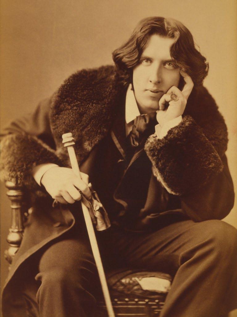 oscar wilde PRZEZ OBIEKTYW Już w czasach studiów w Oksfordzie świadomie promował się jako esteta, lansujący hasła sztuki dla sztuki, które gorliwie wypełniał całym sobą.