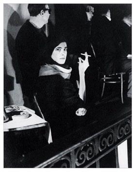 PRZEZ OBIEKTYW susan sontag Trudno o bardziej wyrazistą, lepiej rozpoznawalną i nie mniej kontrowersyjną twarz dwudziestowiecznej Ameryki.