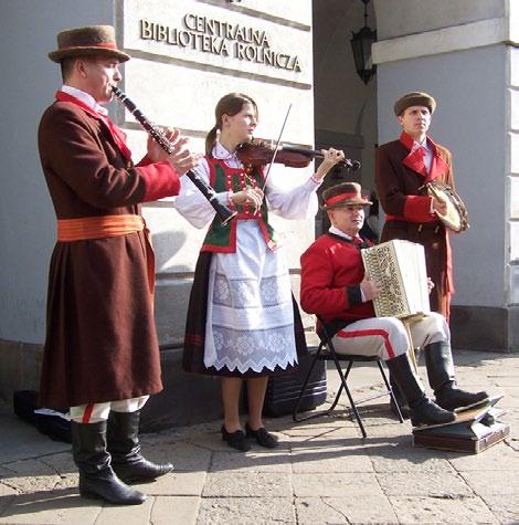 Kapela Kurpiowska z Kadzidła Fot. Wikimedia Commons Szczygieł, Nowak, Smoleński, Hugo- -Bader, Ostałowska próbują zmierzyć się z ojczyzną zastaną po roku 89. Wybór reportaży nie jest przypadkowy.