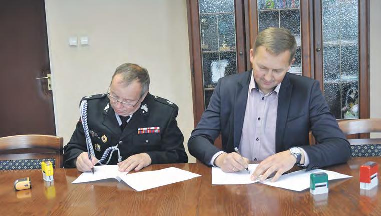 , w Urzędzie Gminy Białogard, miało miejsce podpisanie umów na udzielenie dotacji celowej z przeznaczeniem na zakup wyposażenia strażackiego oraz wykonania remontu remizy.