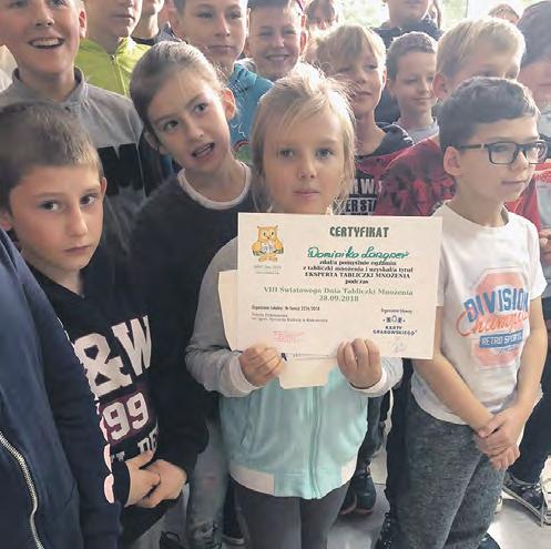 Otrzymali również zadanie polegające na odgadnięciu - jakie ginące zawody przedstawiają wyrzeźbione postacie? Mieli też okazję porozmawiać o sztuce.