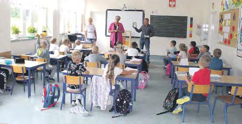 W szatniach, klasach, toaletach i na korytarzach z każdego punktu zerkały na uczniów, rodziców, nauczycieli i pracowników tabliczkowe przykłady.