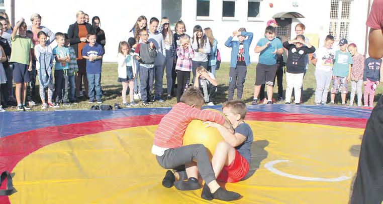 Październik 2018 wydarzenia w gminie Zajęcia sportowe z elementami zapasów w Szkole Podstawowej w Stanominie Zgodnie z zainteresowaniami uczniów z inicjatywy dyrektora szkoły Pana Krzysztofa