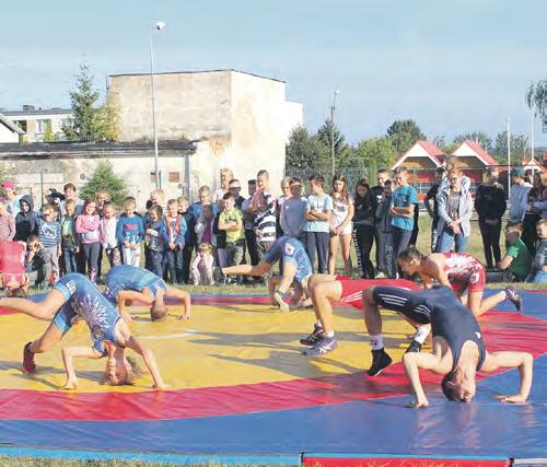 Gorąco powitał uczniów, rodziców i pracowników szkoły oraz złożył z tej okazji życzenia: Życzę wszystkim uczniom, aby czas spędzany w szkole był radosny, ale i pracowity, bo wtedy osiągniecie dużo