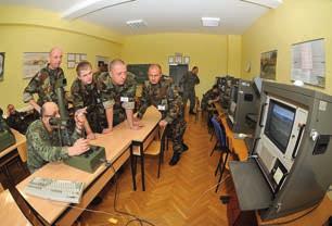 OBUKA ZA SVE GEN 10 VOJARNA DRAČICE U vojarni Dračice 15. su se rujna u isto vrijeme našli polaznici dviju potpuno različitih vojničkih obuka. Bili su tu pripadnici 1. pješačke pričuvne bojne 2.