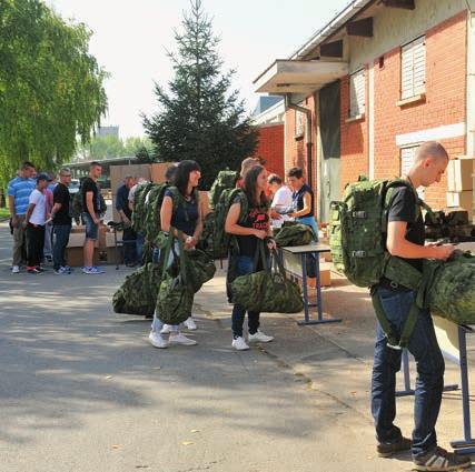 Pješačkoj pukovniji ZOD-a... U đakovačkoj vojarni Dračice 15. su se rujna u isto vrijeme našli polaznici dviju potpuno različitih vojničkih obuka.