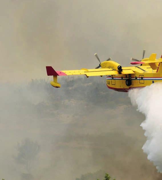 40 BESPOSADNI SUSTAVI DRONOVI UGROŽAVAJU PILOTE I kod nas je tijekom ljetne protupožarne sezone zabilježeno nekoliko slučajeva kada su piloti, koji su bili angažirani u gašenjima požara,