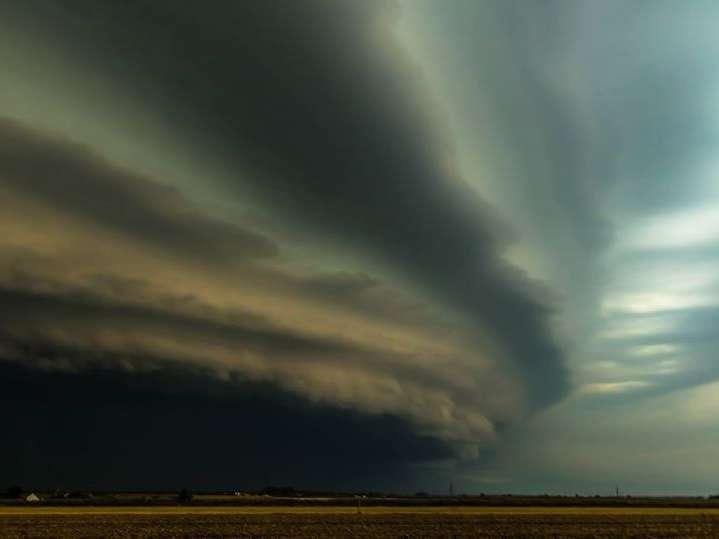 Potężny system burzowy w formie bow echo nad