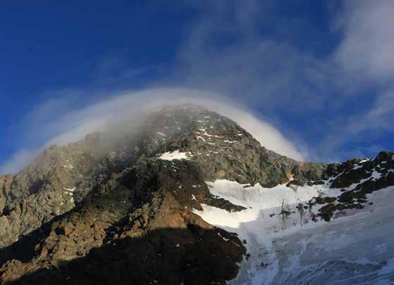 REPORTAŽA Besedilo in fotografije: Boris Strmšek DVA OBRAZA JESENSKEGA GROSSGLOCKNERJA Grossglockner je kot najvišji vrh Avstrije obiskan v vseh letnih časih, nekaj podobnega, kot naš Triglav, čeprav