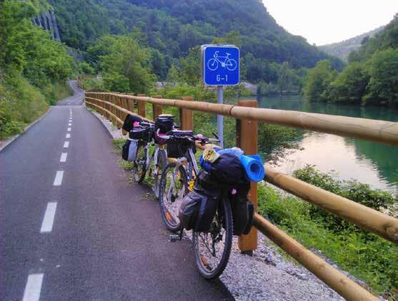 Tega osmega dne naju je popoldanski del ture razveselil z enim samim dolgim spustom vse do Dornberka in Nove Gorice. Brzeli sva čez vinorodno goriško pokrajino, mimo trt, z vetrom v hrbet.