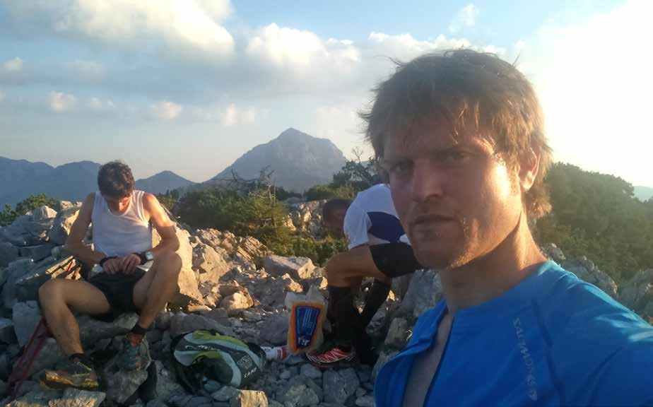 Virnikov Grintavec z razgledom na jezerske dvatisočake REPORTAŽA nekaj minut pred 13.00 na Jenkovi planini, kjer od pastirske kočice umirjeno prideta spremljevalca za nadaljevanje, Luka in Klemen.