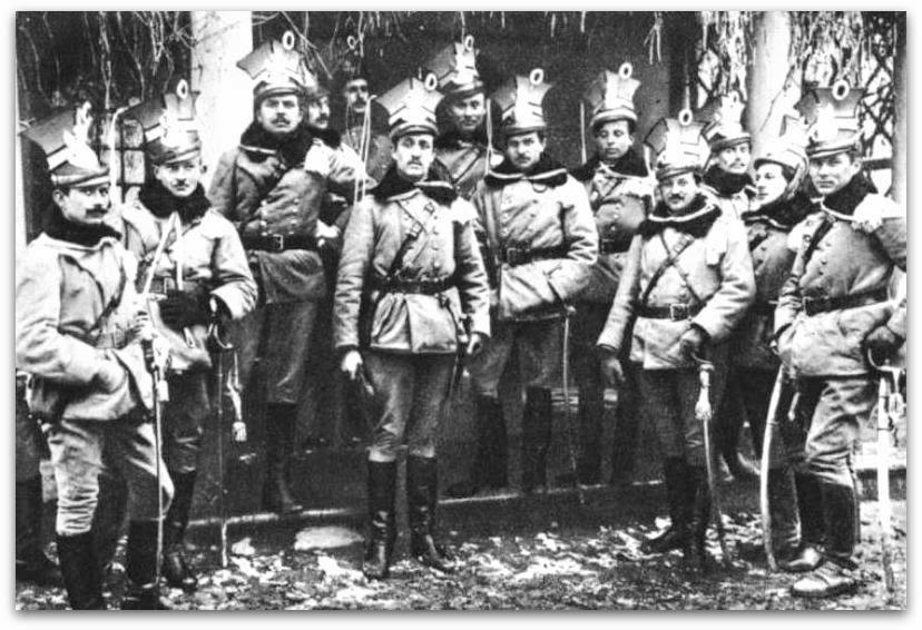 szczególną w tej pomocy dla bezpośredniego zaplecza frontu wykonał także dwór ziemiański.