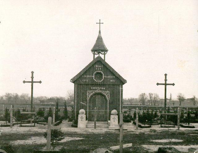 Na Jędrzejowskim cmentarzu pochowani są żołnierze 4 Dolnoaustriacki Pułk Piechoty Wielkiego Mistrza Zakonu Krzyżackiego (Zakon krzyżacki). W 1914 roku pułk wchodził w skład II Korpus Austro-Węgier.