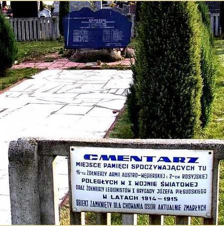 był betonowy krzyżyk. Spoczywa tu 257 żołnierzy armii austrowęgierskiej, 5 rosyjskiej, i 3 niemieckiej.