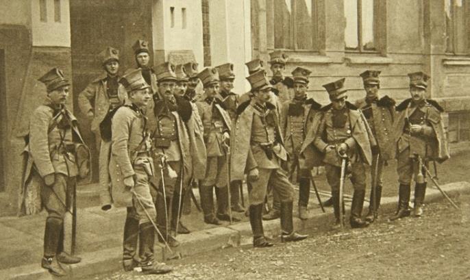 przy ciężkiej chorobie. Na szczęście gorączka trwa jeden dzień. Na ogólną liczbę 469 ludzi w batalionie zaszczepionych jest 450 9.