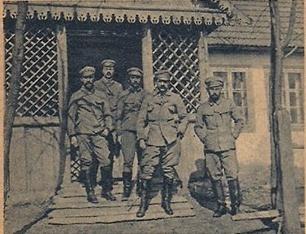 Zdjęcie z kwietnia 1914 roku, od lewej stoją: porucznik Kazimierz Dąbrowski- Młodzianowski (późniejszy wojewoda poleski), dr Władysław Jakowicki (profesor Uniwersytetu Stefana Batorego w Wilnie),