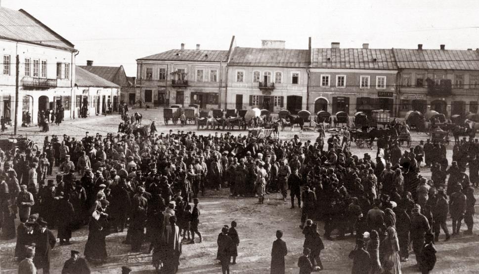 ludzki, dostatnio wyekwipowani żołnierze, choć nie ukrywali zadowolenia, że w ten sposób wojnę już zakończyli. Jeńcy rosyjscy na Jędrzejowskim Rynku 4.V.