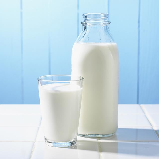 Napoje mleczne fermentowane są źródłem bakterii probiotycznych Wspomagają one rozwój pożytecznych
