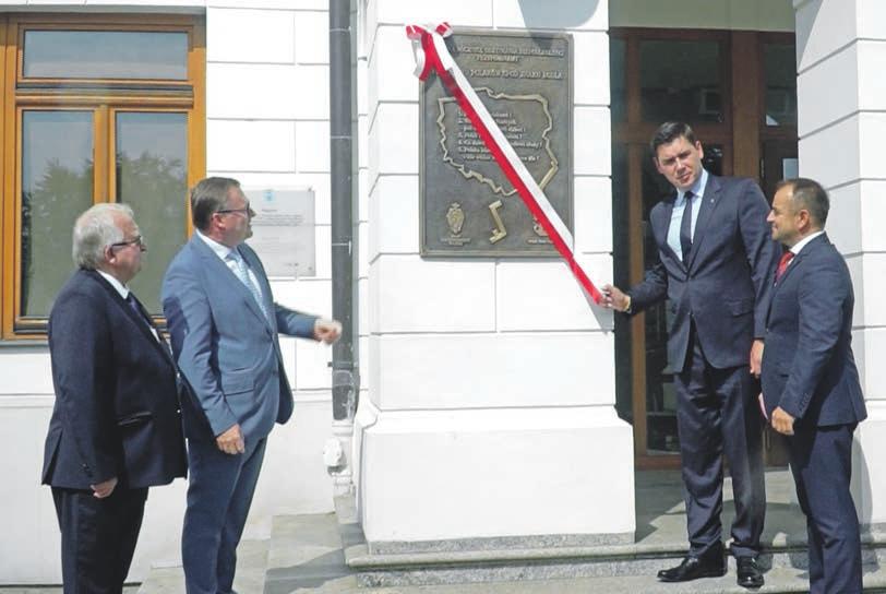 wydarzenia 5 PIĘĆ PRAWD POLAKÓW Przed oficjalnym rozpoczęciem roku szkolnego 2018/2019 przy wejściu do bialskiego magistratu odsłonięto tablicę zawierającą 5 Prawd Polaków.