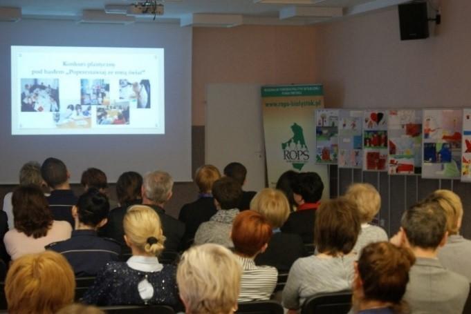 10 Konferencja pt.: Dzieci i młodzież wobec współczesnych zagrożeń Konferencja zakończona została spektaklem Przez pryzmat., przygotowanym przez młodzież ze szkół z terenu gminy Łapy.