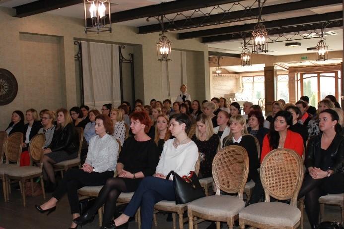2 UROCZYSTE WRĘCZENIE DYPLOMÓW UZYSKANIA I STOPNIA SPECJALIZACJI W ZAWODZIE PRACOWNIK SOCJALNY Krystyna Bobrowska Dąbrowska kierownik Działu Polityki Społecznej Regionalny Ośrodek Polityki