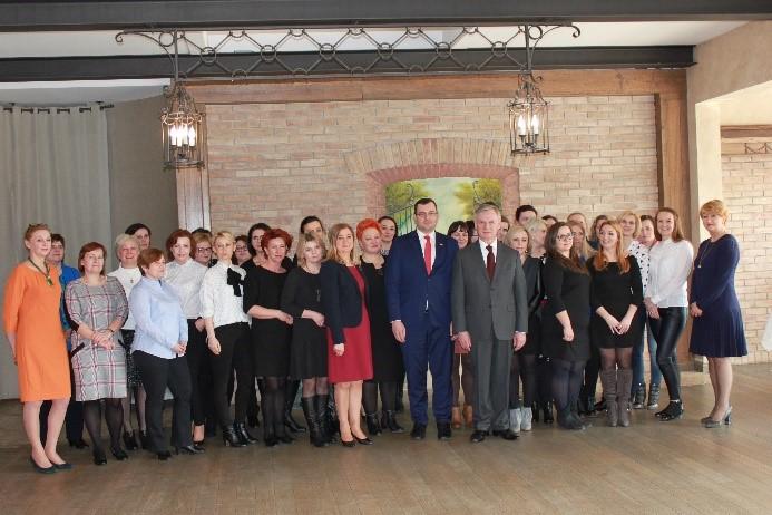 3 społeczności lokalnej. Dzięki jego inicjatywie zawiązują się partnerstwa na rzecz społeczności, z którą współpracuje.