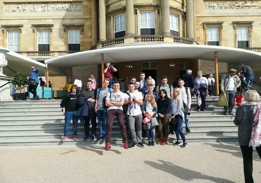 BUCKINGHAM PALACE Buckingham Palace jest oficjalną rezydencją brytyjskich