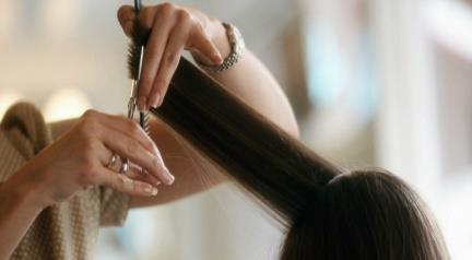 Wiele salonów oferuje również usługi związane z przedłużaniem lub zagęszczaniem włosów czy zabiegami regeneracyjnymi włosów zniszczonych.