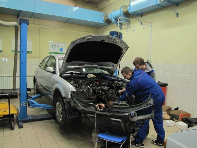 Mechanik samochodowy Bieszczadzki Zespół Szkół Zawodowych Specjalista zajmujący się naprawą aut.