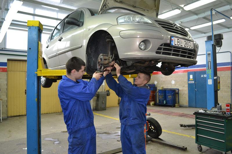 Mechanik może pracować w fabryce samochodów, jednak najczęstszym miejscem jego pracy jest warsztat lub serwis samochodowy.