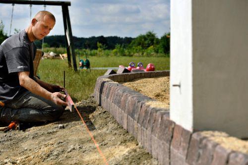 Schody zewnętrzne - budowa krok po kroku - Pierwszym zadaniem jest wybranie humusu, czyli ziemi, która znajduje się w miejscu, gdzie powstaną schody zewnętrzne.